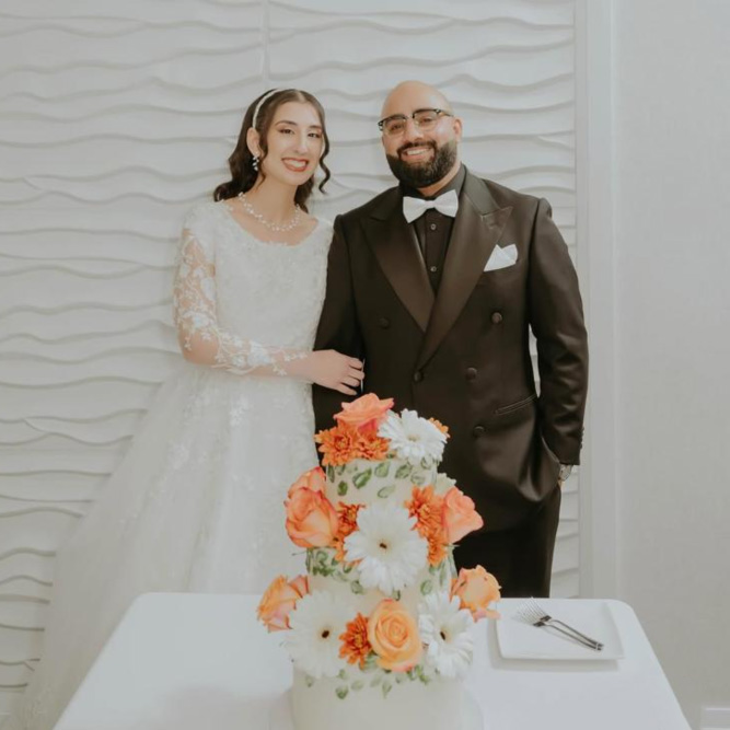 Autumn floral wedding cake with orange roses
